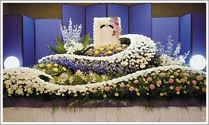 家族葬ファミリーワイドプランの花祭壇イメージ