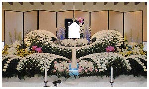 一般葬儀スタンダードプランの花祭壇イメージ