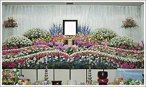 一般葬儀スタンダードデラックスプランの花祭壇イメージ
